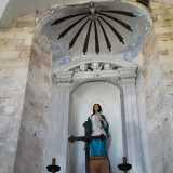 ...e quella centrale che esibisce la statua di Maria, inquadrata in una struttura colonnata terminante con un architrave abbellito da candidi angeli e un soffitto, una volta ceruleo, a bande dorate